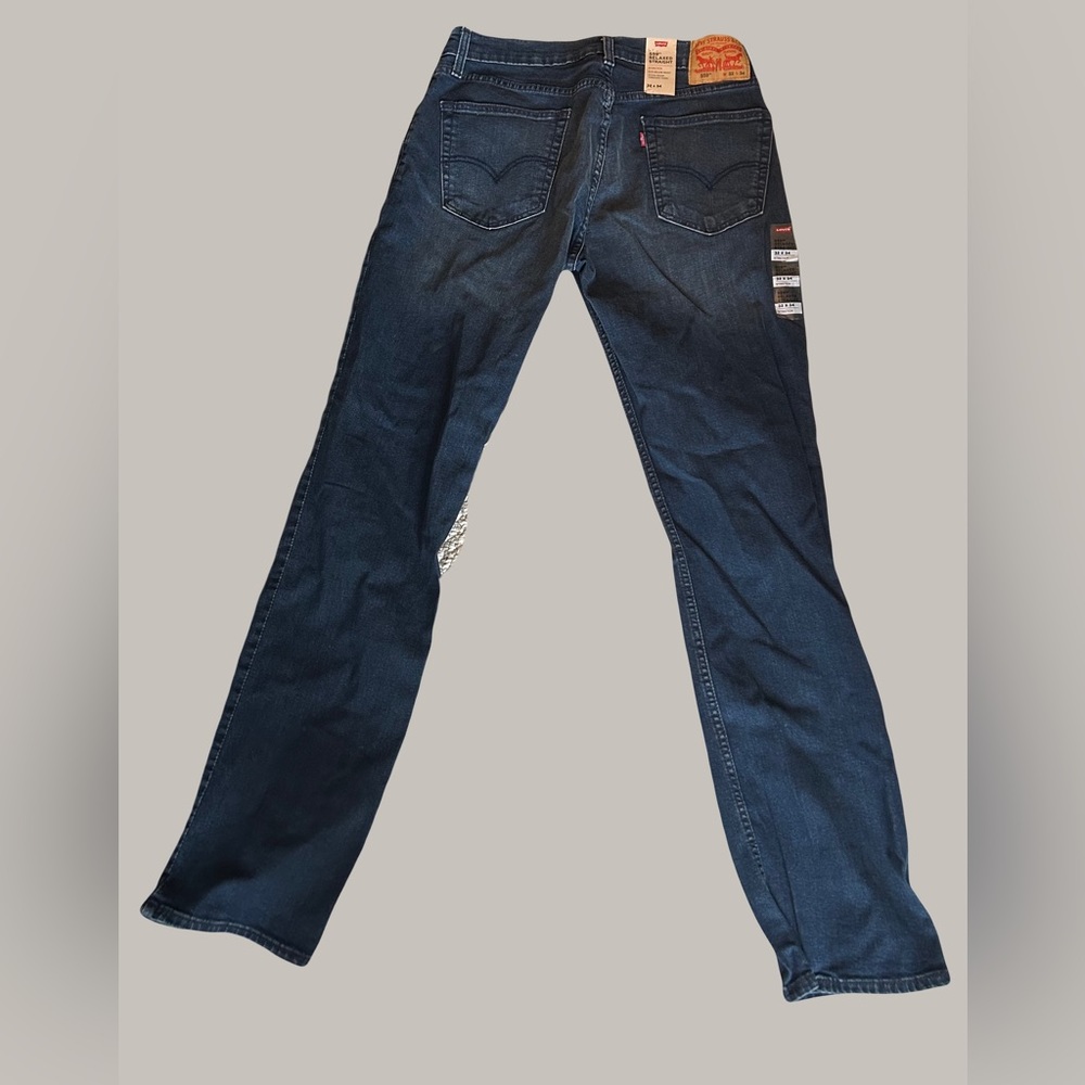New w tags. Levi jeans Relaxed Straight 32x34